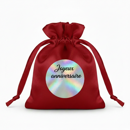 Mini Pochette Satin Rouge – "Joyeux anniversaire" | Autocollant Argenté Holographique | Maison Majjä