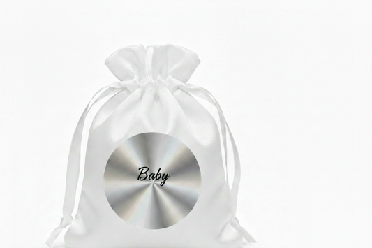 Mini Pochette Satin Blanche – "Baby" | Autocollant Argenté Holographique | Maison Majjä