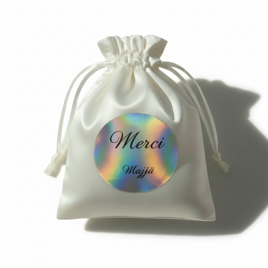 Mini Pochette Satin Blanche Personnalisée – Sticker Argenté Holographique | Maison Majjaa