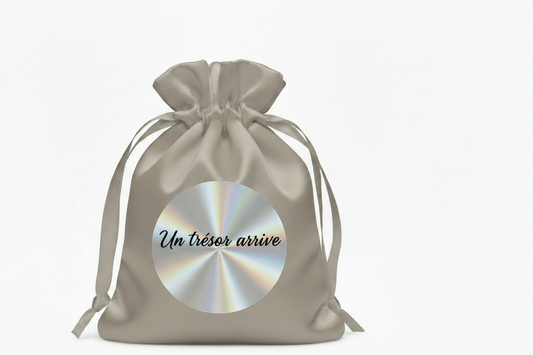Mini Pochette Satin Taupe – "Un trésor arrive" | Autocollant Argenté Holographique | Maison Majjä